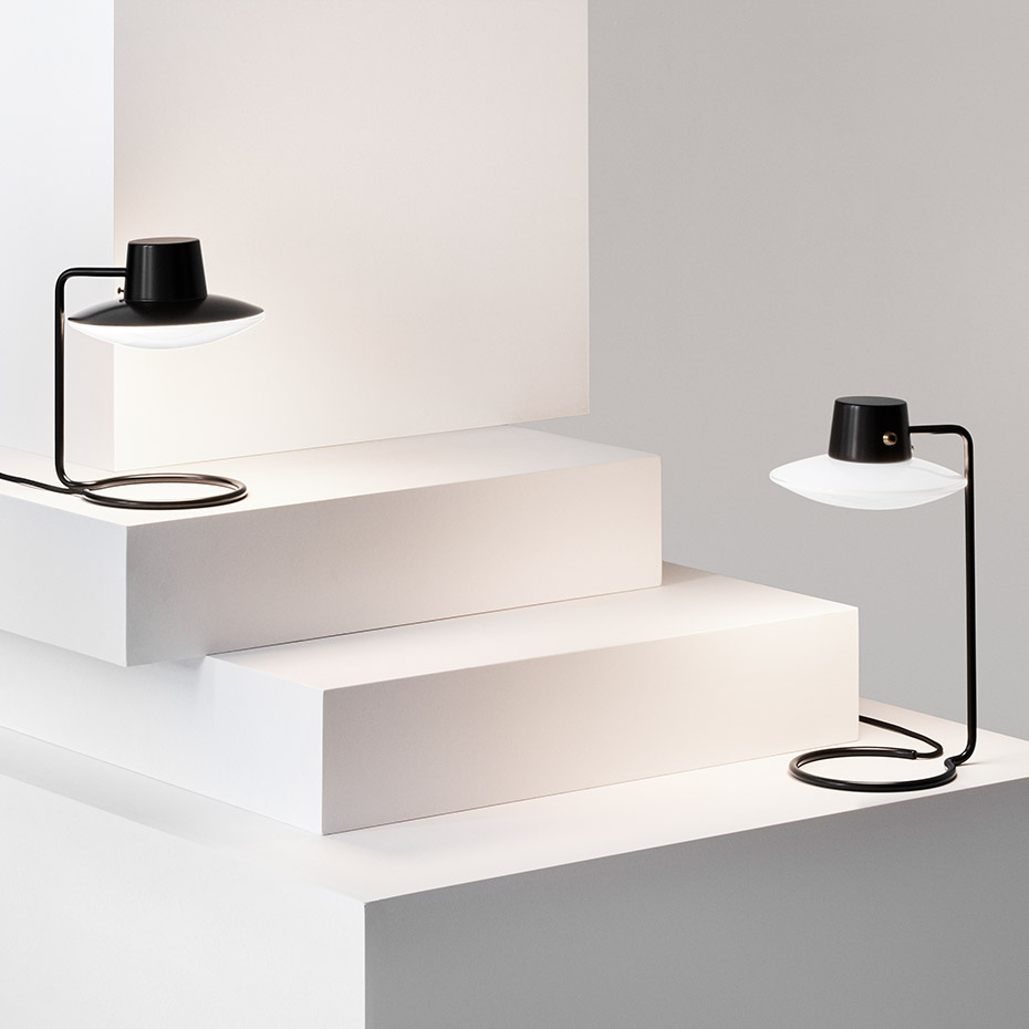 AJ Oxford 410 Bordslampa Black/Opal Glass Med Överskärm