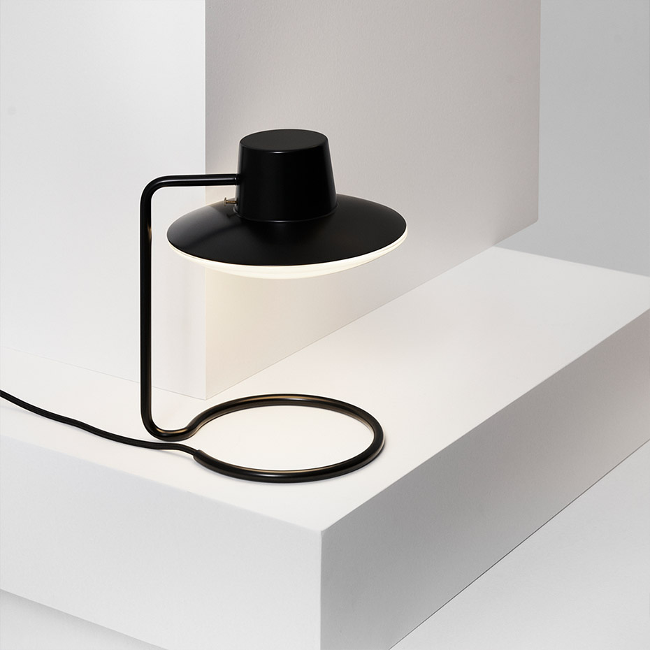 AJ Oxford 410 Bordslampa Black/Opal Glass Med Överskärm