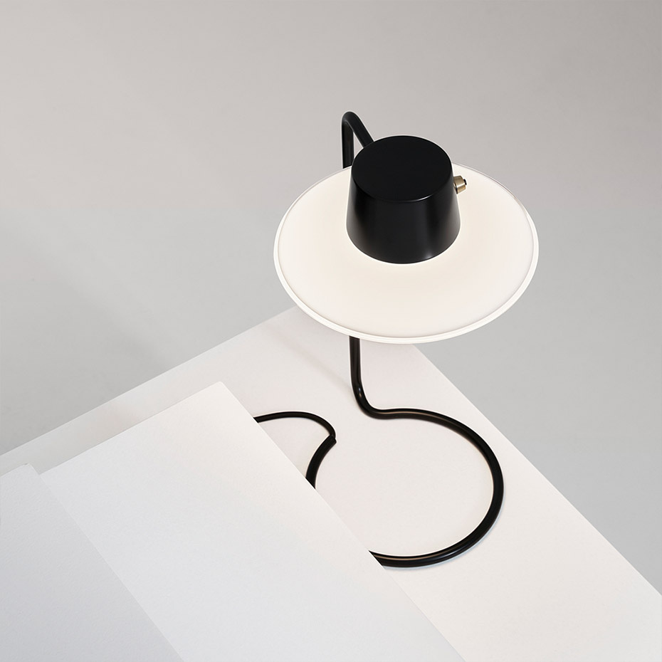 AJ Oxford 410 Bordslampa Black/Opal Glass Med Överskärm