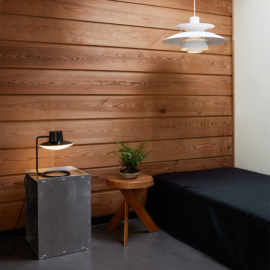 AJ Oxford 410 Bordslampa Black/Opal Glass Med Överskärm