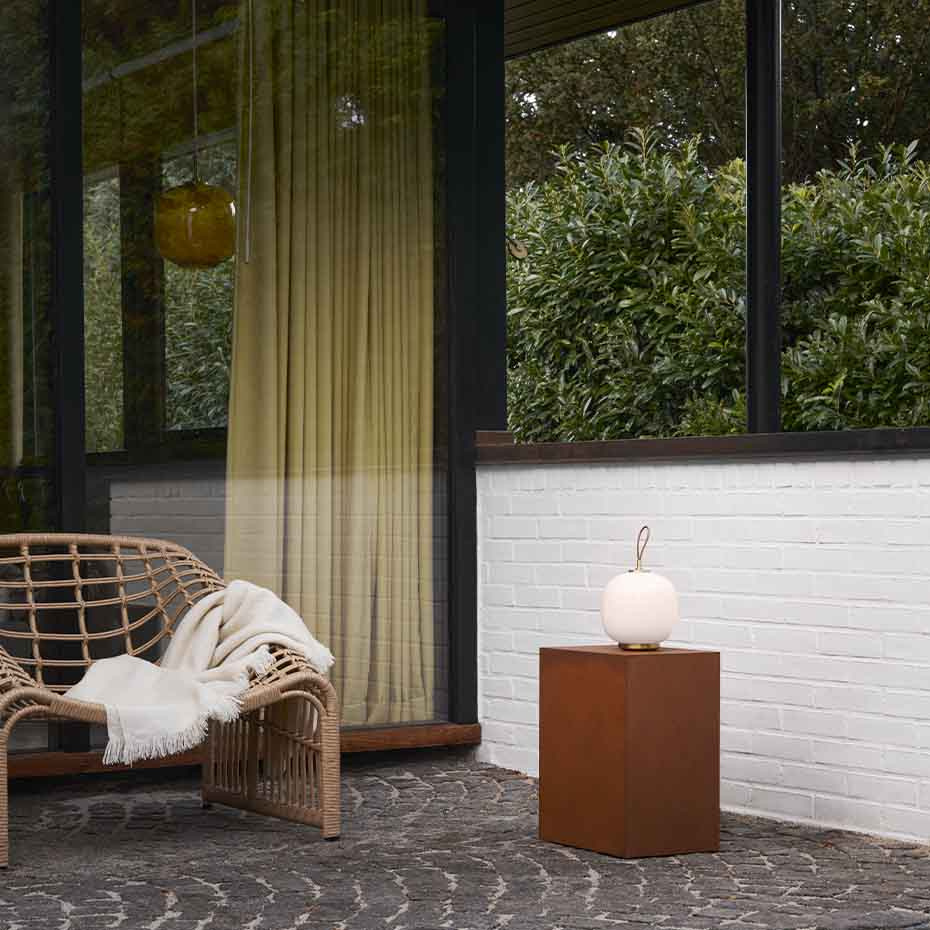 VL45 Radiohus Portable Bordslampa Pale Rose/Brass