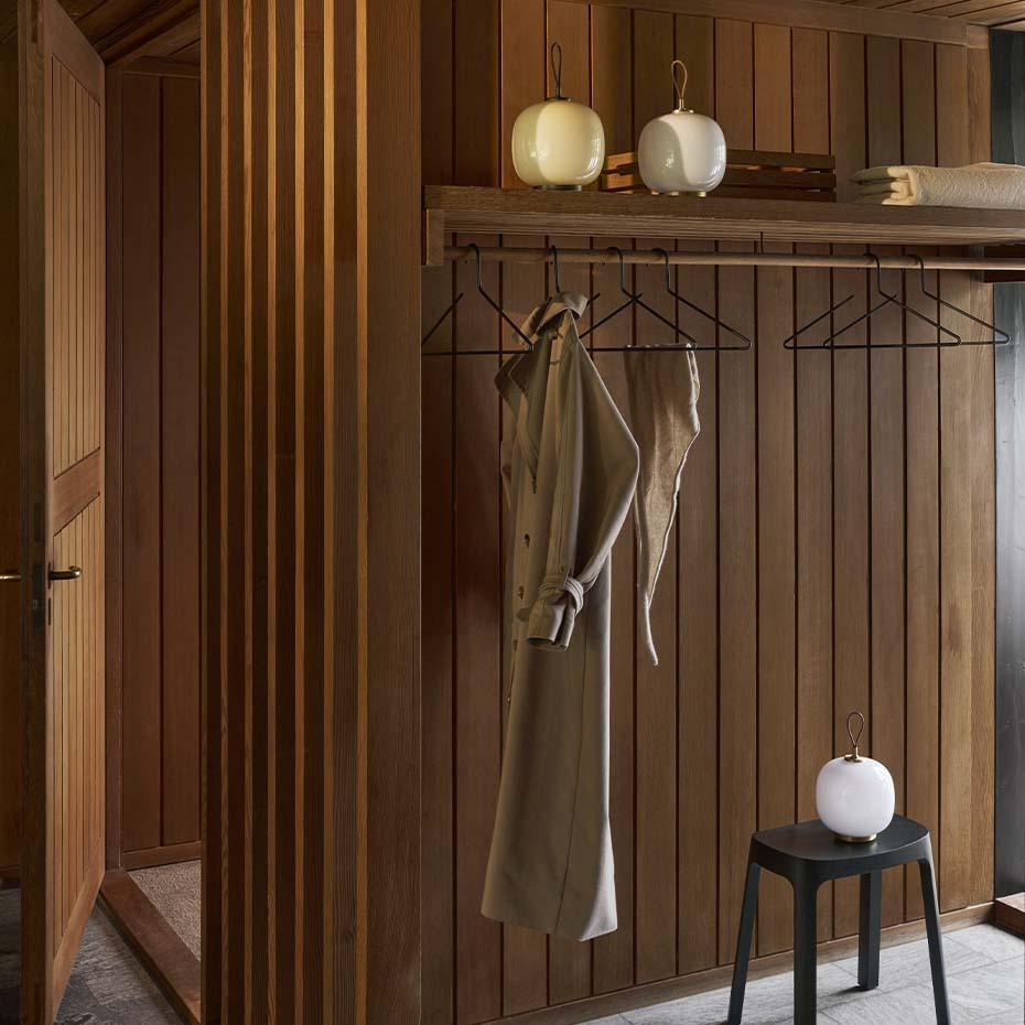 VL45 Radiohus Portable Bordslampa Pale Yellow/Aged Brass