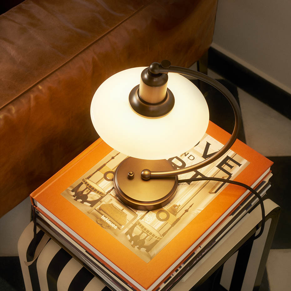 PH 2/2 Luna Bordslampa Aged Brass/Opal Glass