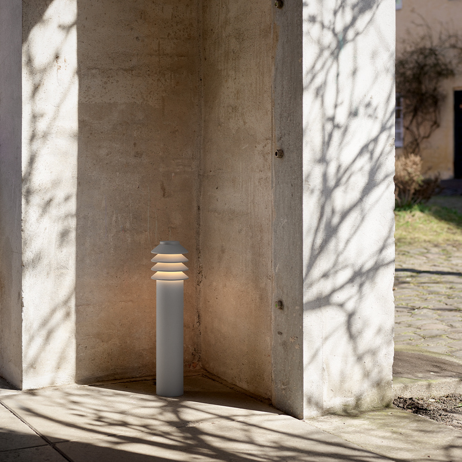 Bysted Garden Pollare Long Aluminium Med Fotplatta