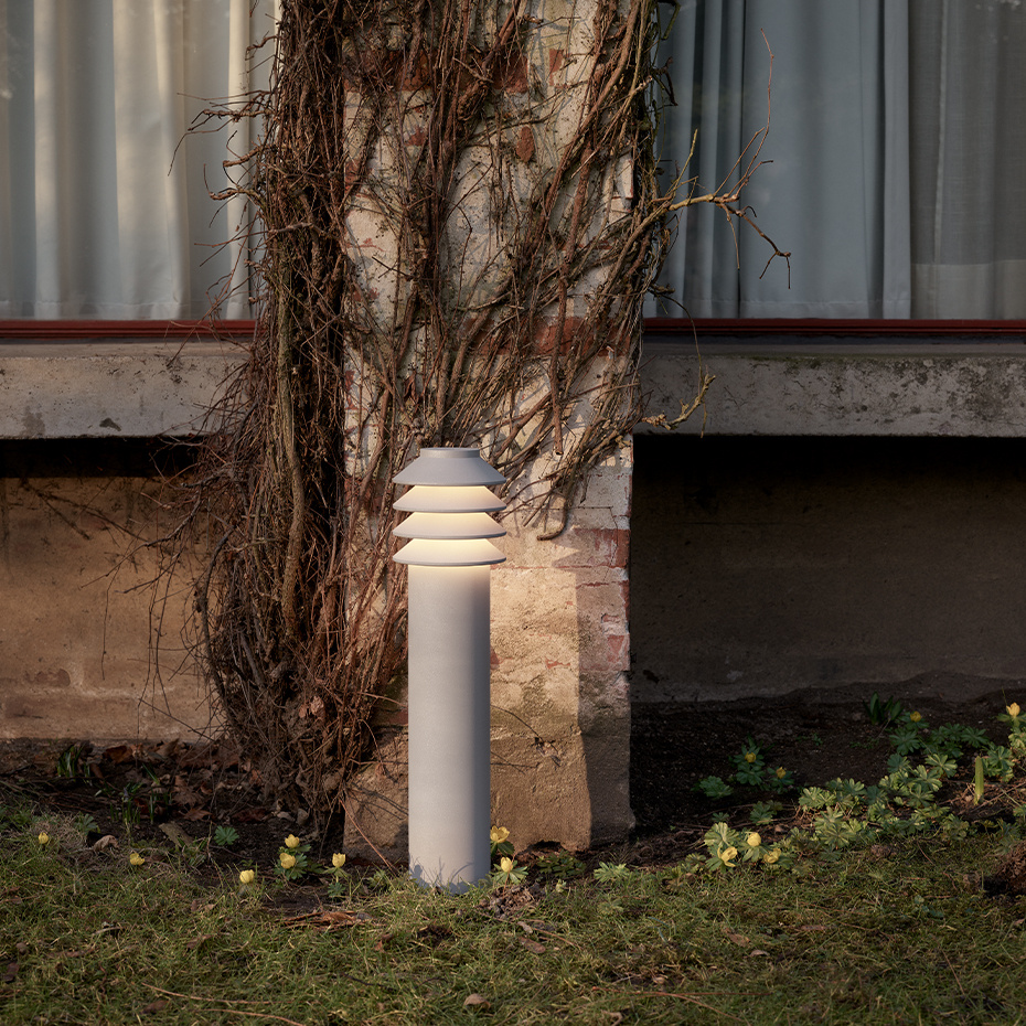 Bysted Garden Pollare Long Aluminium Med Fotplatta