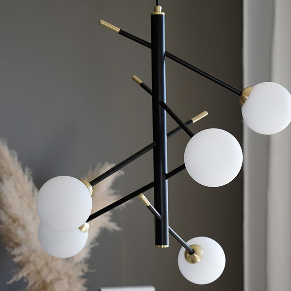 Akrobat Pendel Svart/Matt Mässing/Opalglas