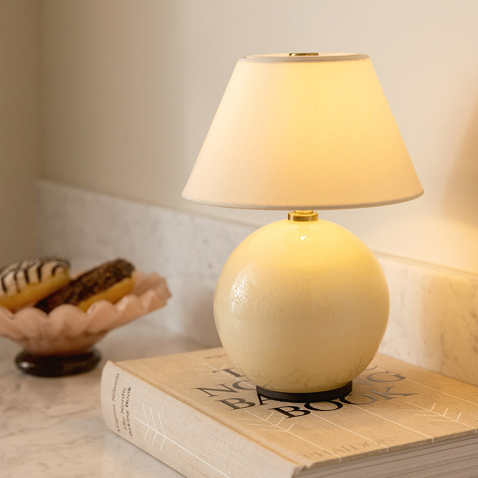 Iris 16 Portabel Bordslampa Creme