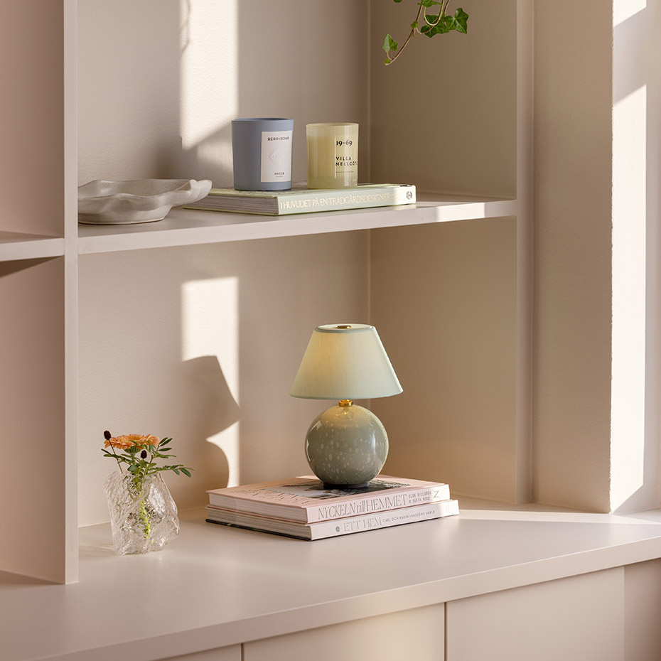 Iris 16 Portabel Bordslampa Grön