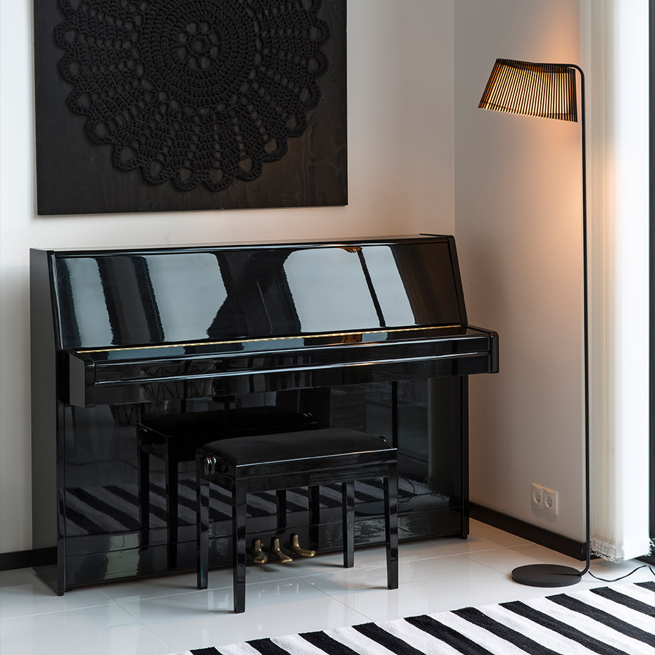 Owalo 7010 Golvlampa Black