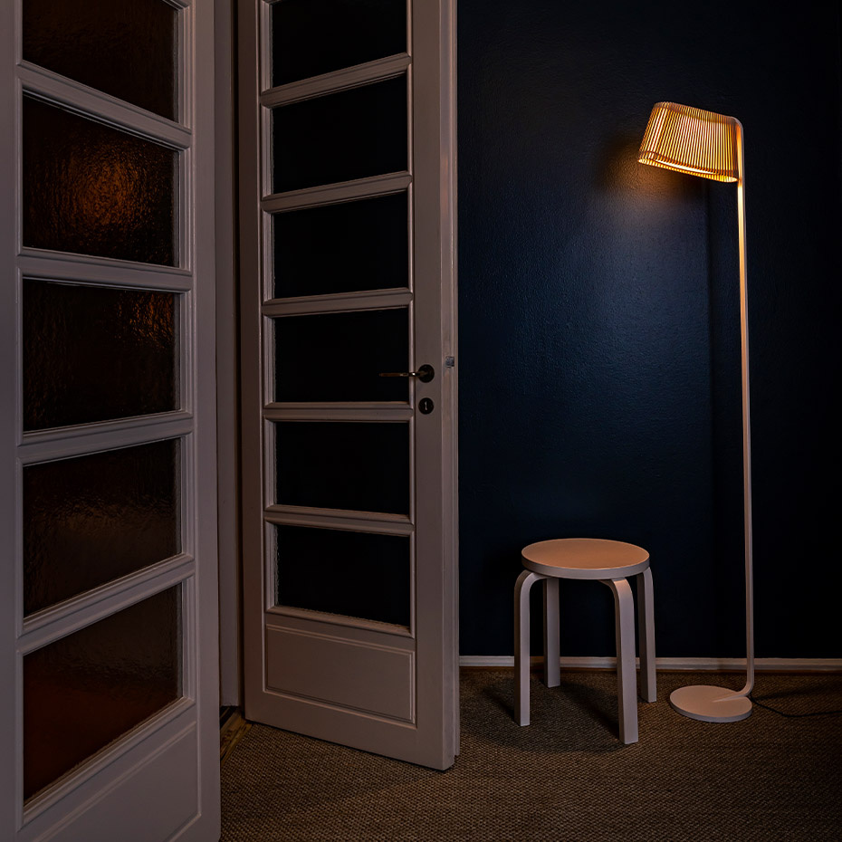 Owalo 7010 Golvlampa Black