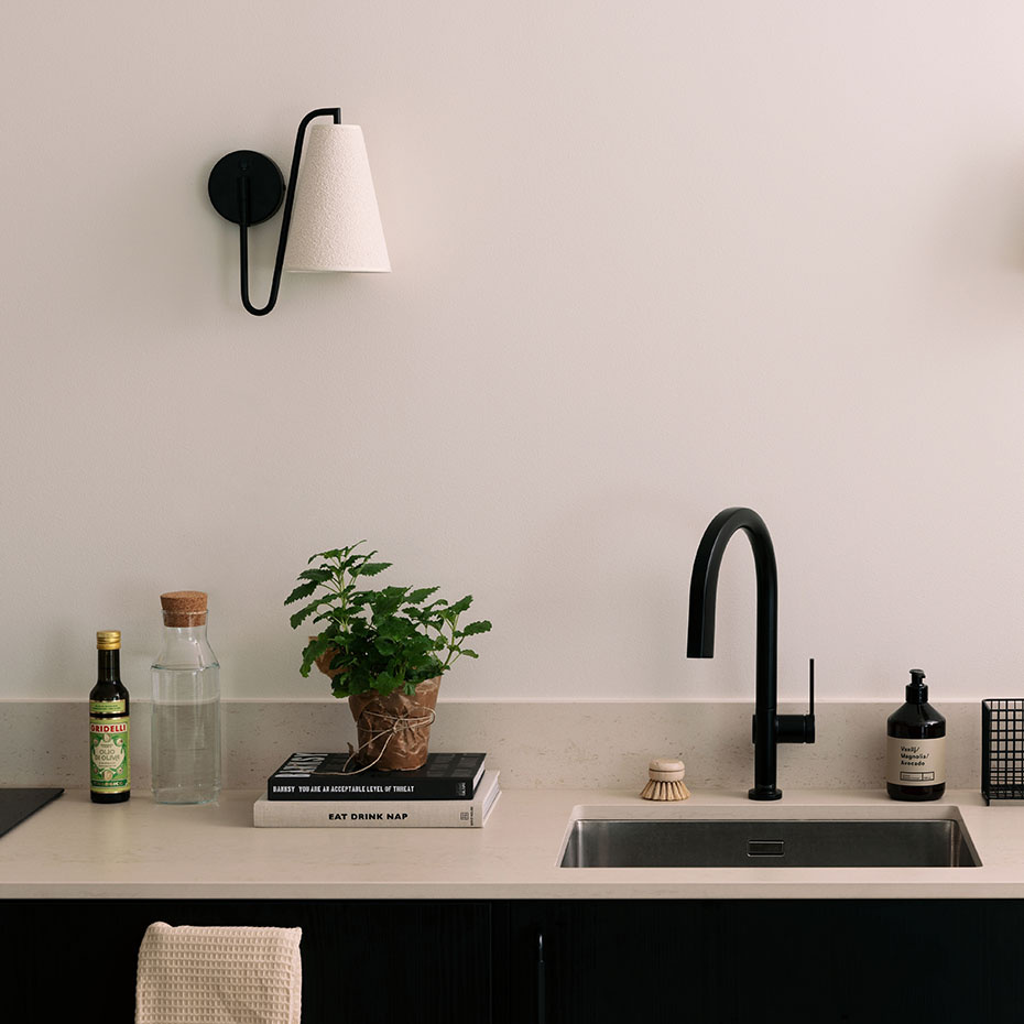 Lou Vägglampa Vit Bouclé/Svart