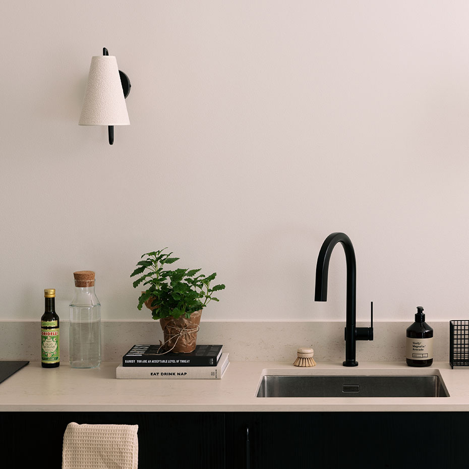 Lou Vägglampa Vit Bouclé/Svart