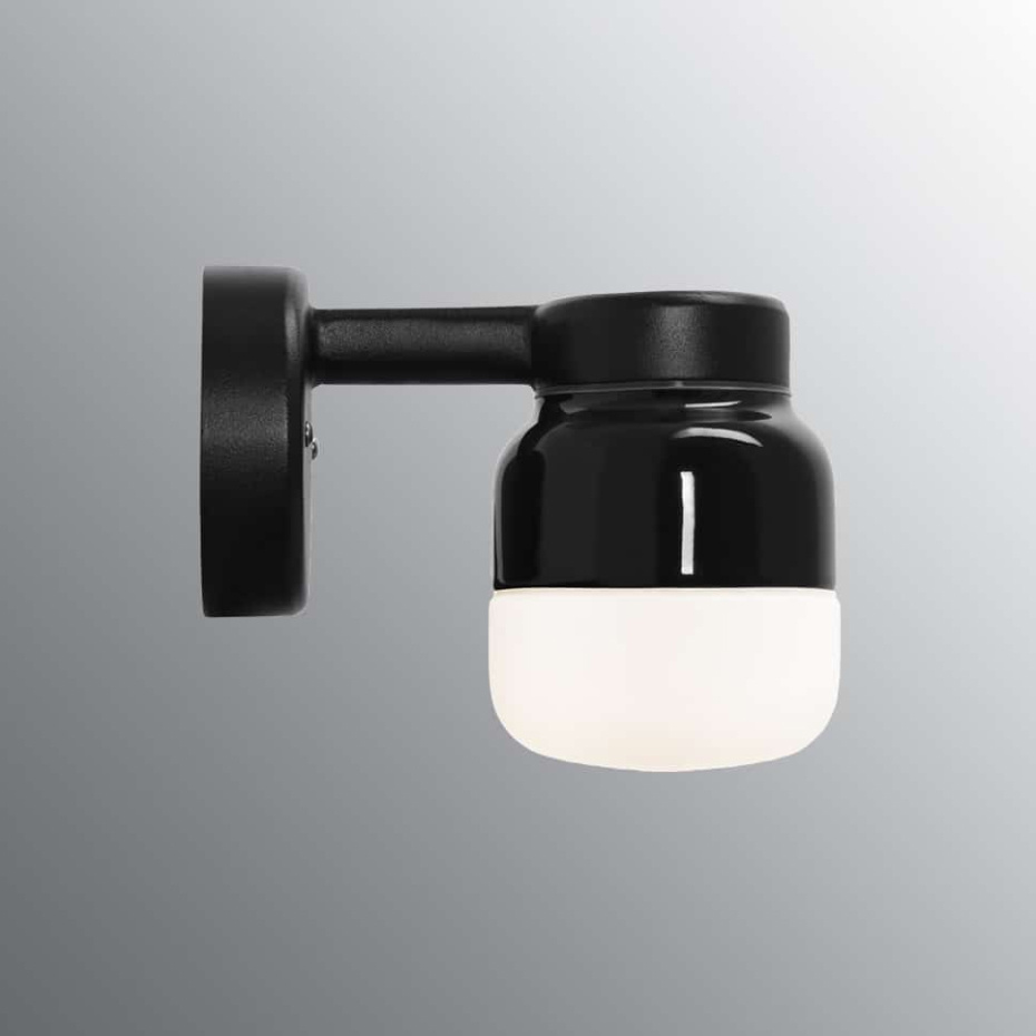 Ohm Vägglampa 100/150 Svart/Opalglas IP44