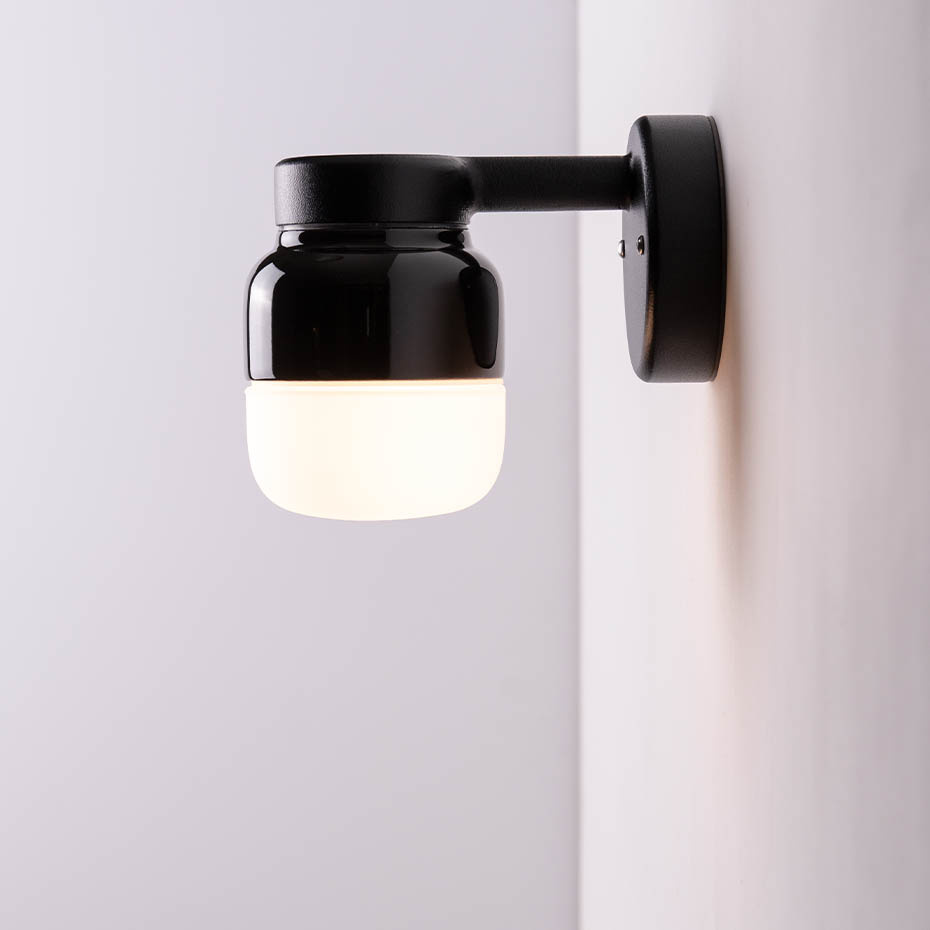 Ohm Vägglampa 100/150 Svart/Opalglas IP44