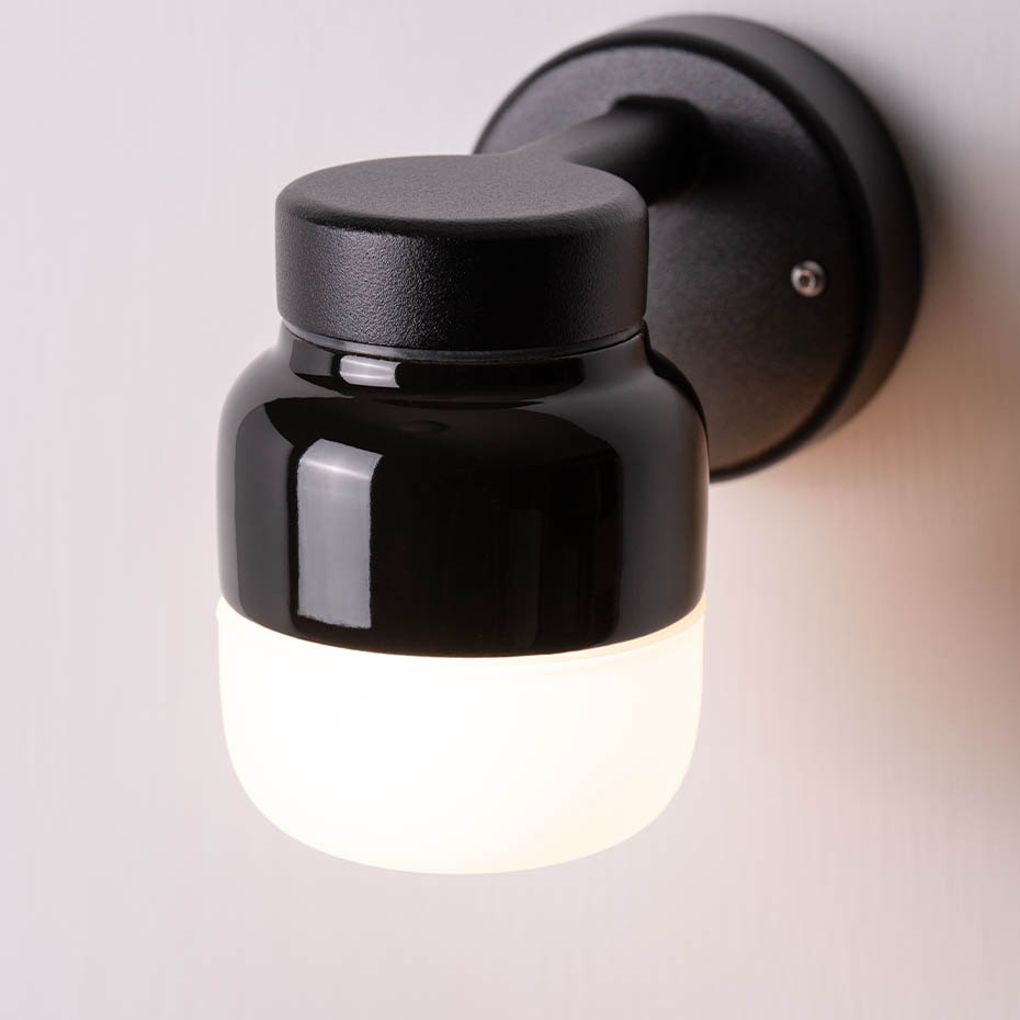 Ohm Vägglampa 100/150 Svart/Opalglas IP44