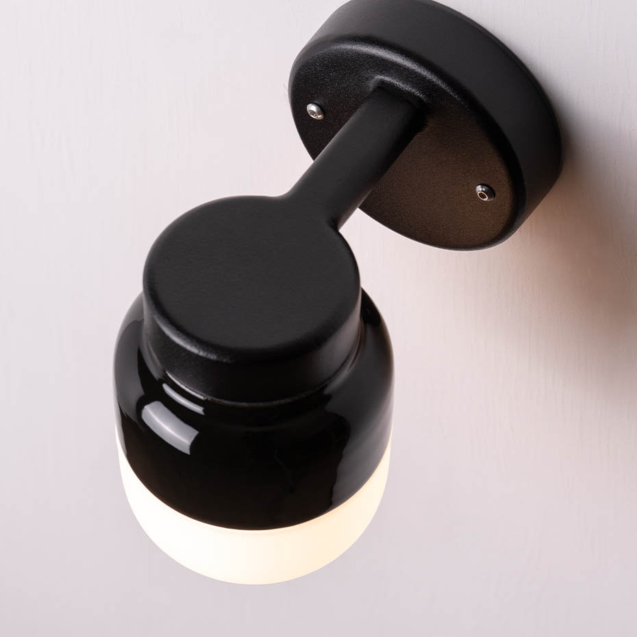 Ohm Vägglampa 100/150 Svart/Opalglas IP44