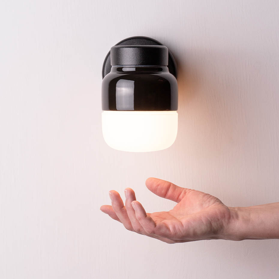 Ohm Vägglampa 100/150 Svart/Opalglas IP44