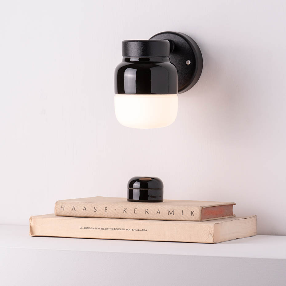 Ohm Vägglampa 100/150 Svart/Opalglas IP44