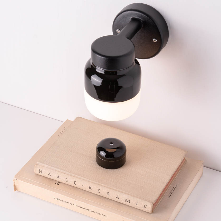 Ohm Vägglampa 100/150 Svart/Opalglas IP44