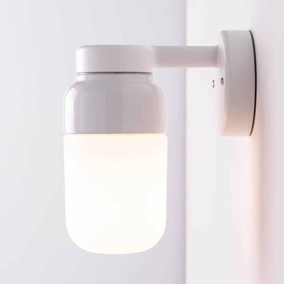 Ohm Vägglampa 100/210 Vit/Opalglas IP44