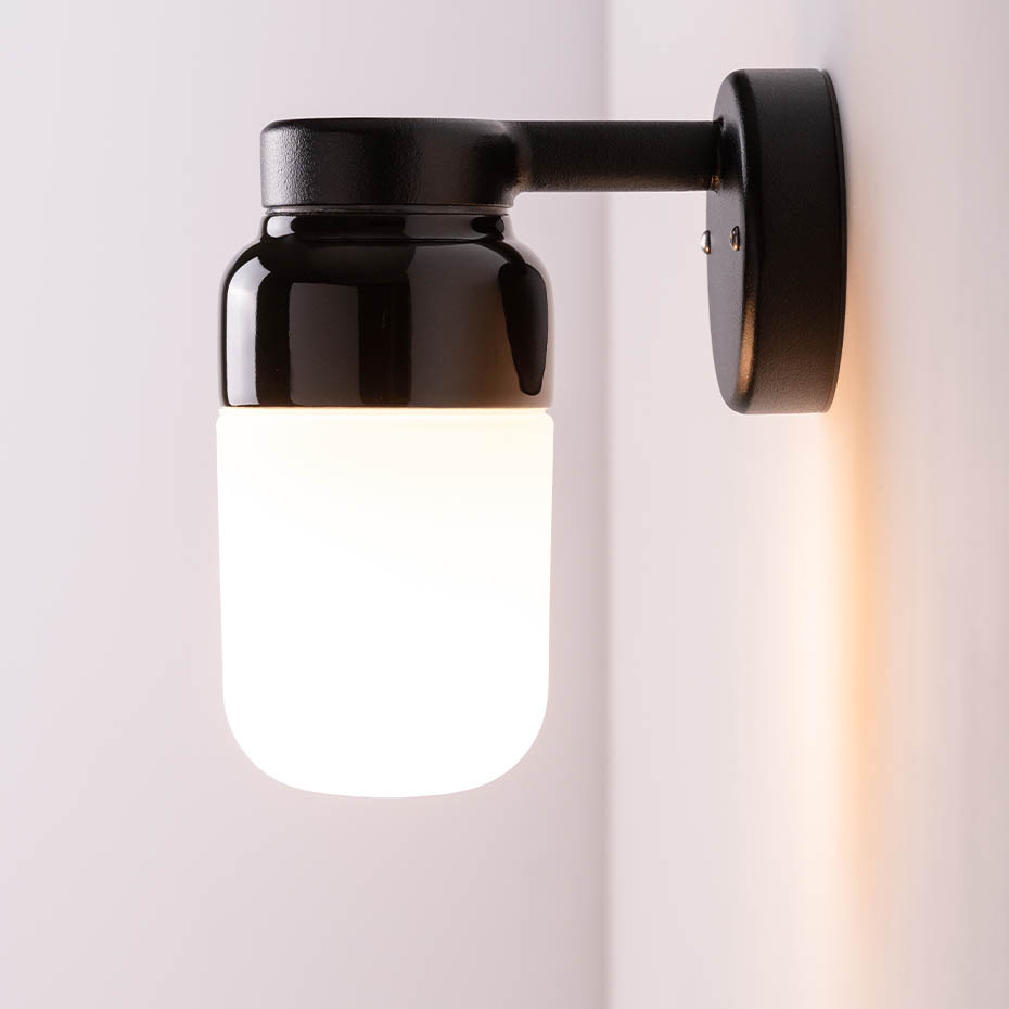 Ohm Vägglampa 100/210 Svart/Opalglas IP44