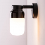Ohm Vägglampa 100/210 Svart/Opalglas IP44 Ohm Vägglampa 100/210 Svart/Opalglas IP44