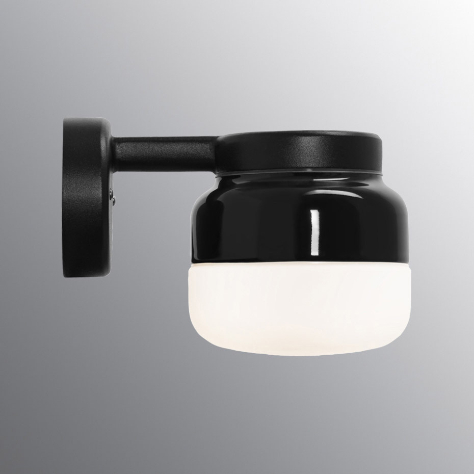 Ohm Vägglampa 140/150 Svart/Opalglas IP44