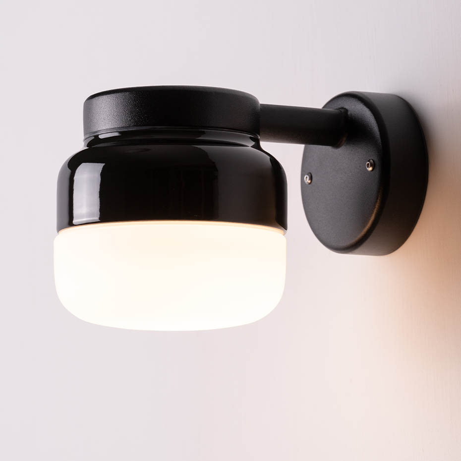 Ohm Vägglampa 140/150 Svart/Opalglas IP44