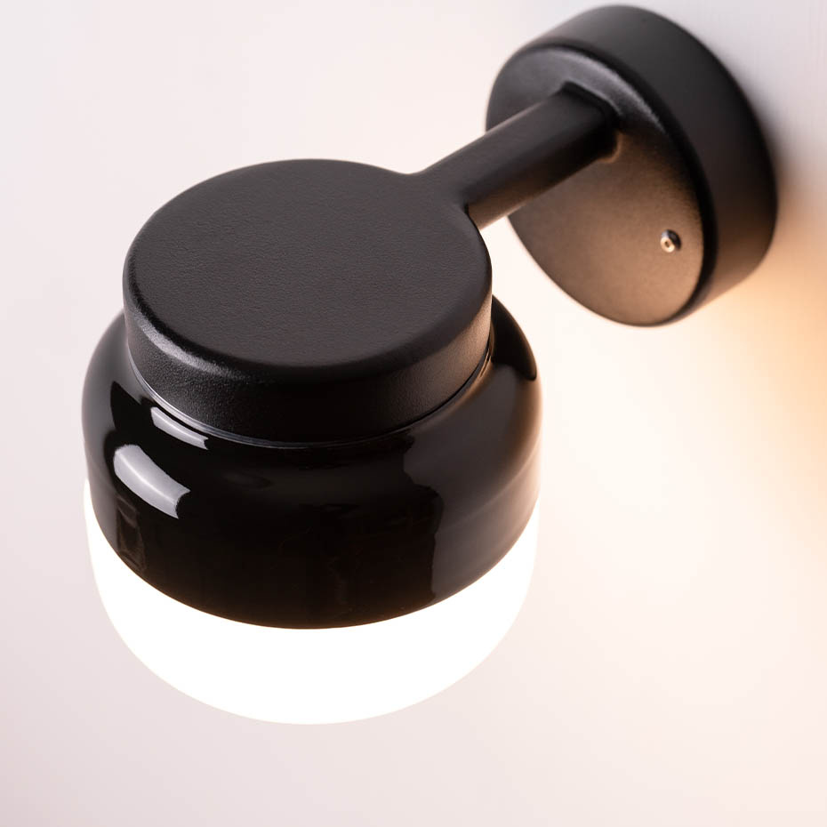 Ohm Vägglampa 140/150 Svart/Opalglas IP44