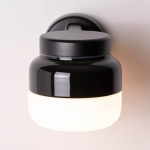 Ohm Vägglampa 140/150 Svart/Opalglas IP44 Ohm Vägglampa 140/150 Svart/Opalglas IP44