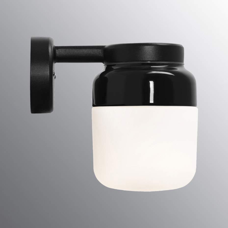 Ohm Vägglampa 140/205 Svart/Opalglas IP44