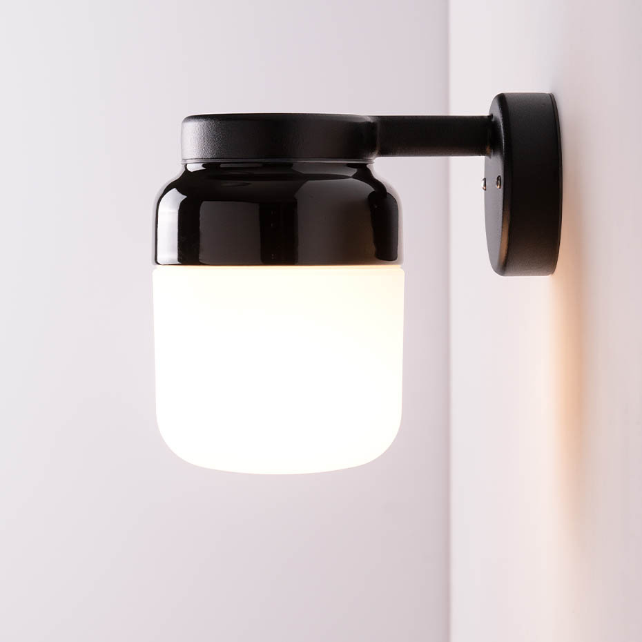Ohm Vägglampa 140/205 Svart/Opalglas IP44
