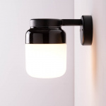 Ohm Vägglampa 140/205 Svart/Opalglas IP44 Ohm Vägglampa 140/205 Svart/Opalglas IP44