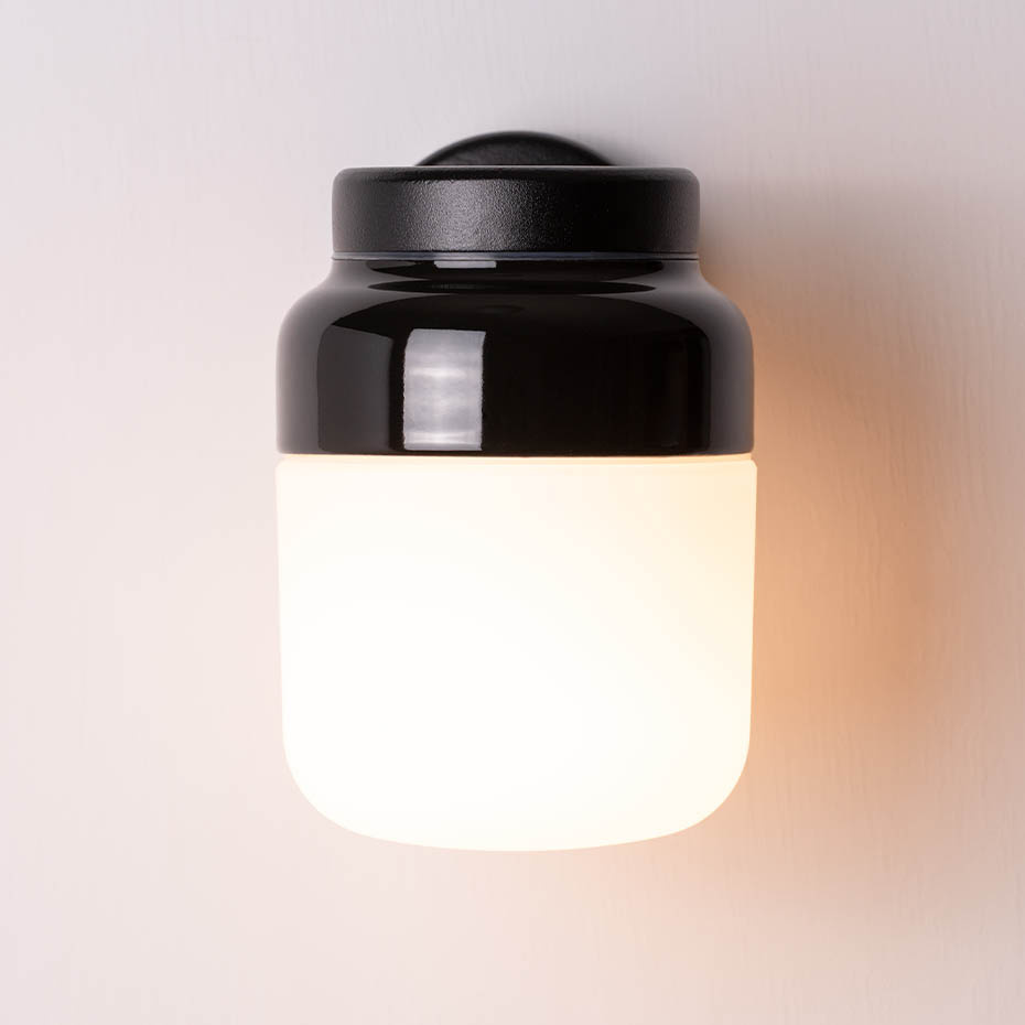 Ohm Vägglampa 140/205 Svart/Opalglas IP44