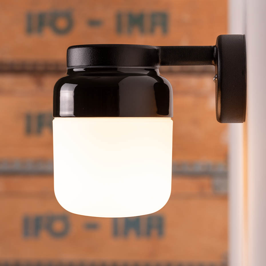 Ohm Vägglampa 140/205 Svart/Opalglas IP44