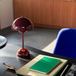 Flowerpot Bordslampa VP9 Portable Magnetic Charger Dark Plum Flowerpot Bordslampa VP9 Portable Magnetic Charger Dark Plum