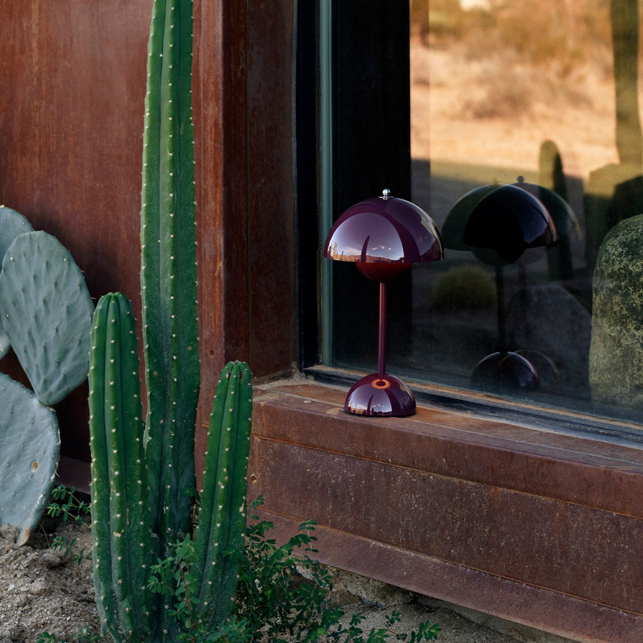 Flowerpot Bordslampa VP9 Portable Magnetic Charger Dark Plum
