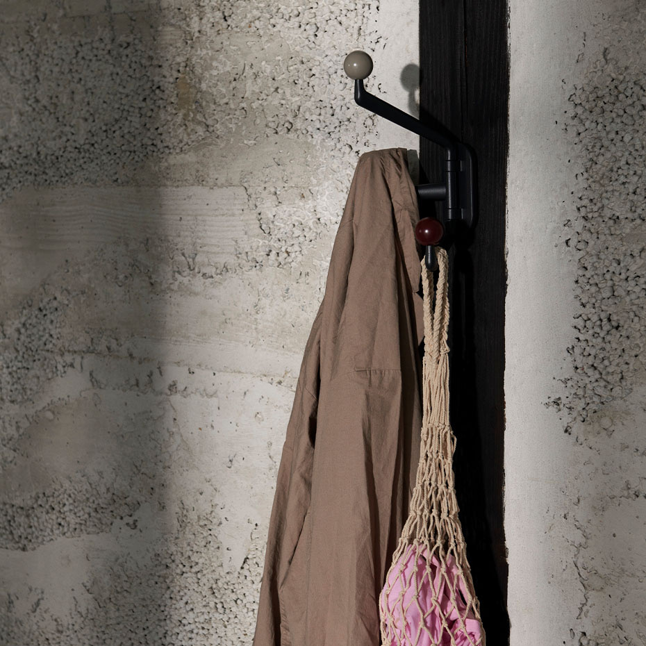 Capture Väggkrok SC74 Small Graphite & Colour Knob