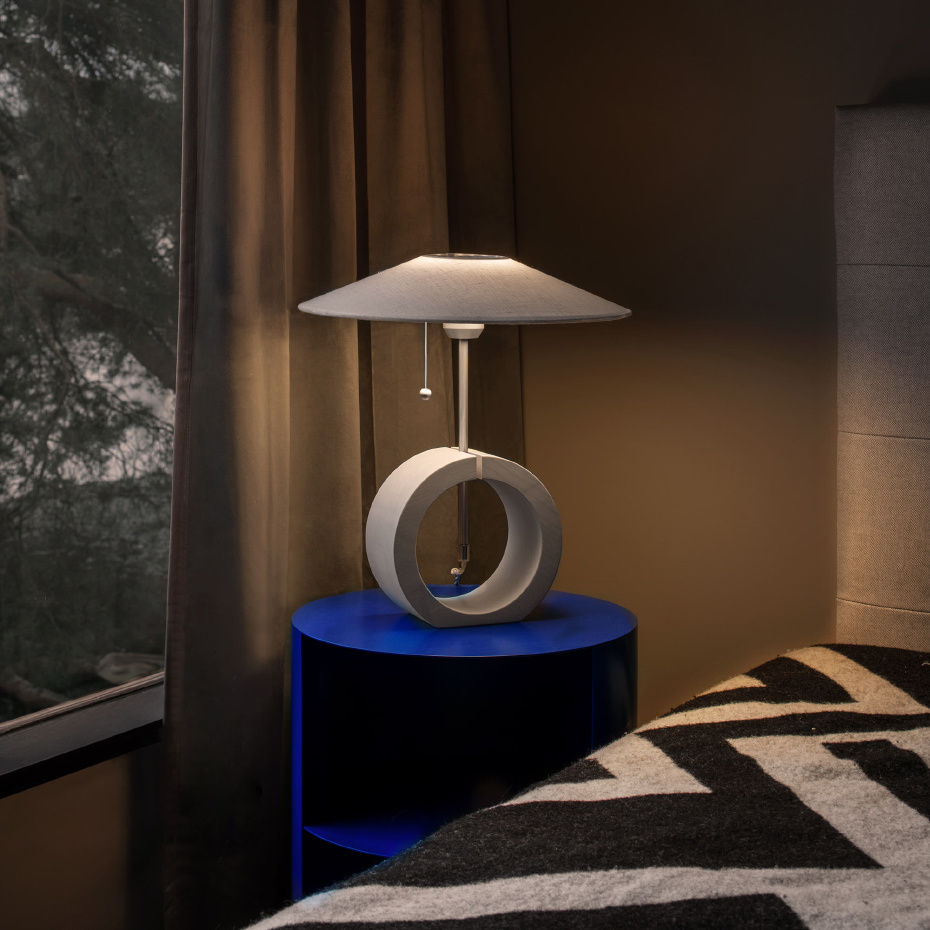 Bombus Bordslampa Rökt Ek