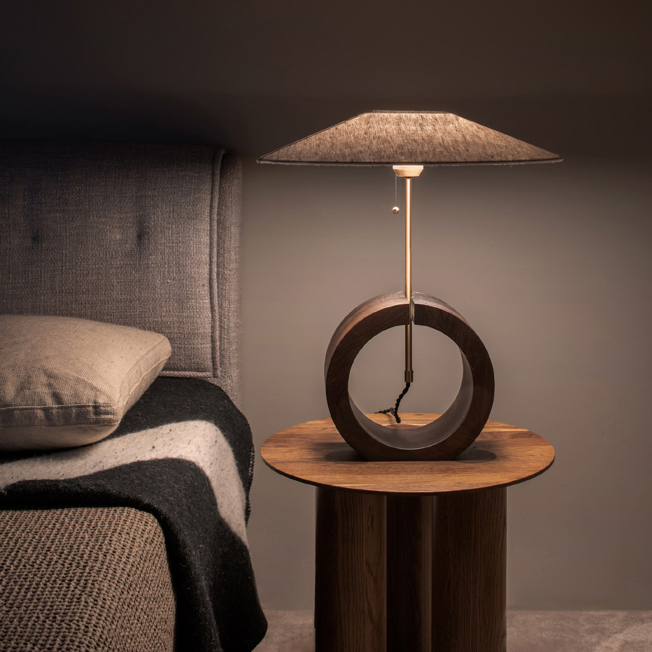 Bombus Bordslampa Vitlaserad Ask