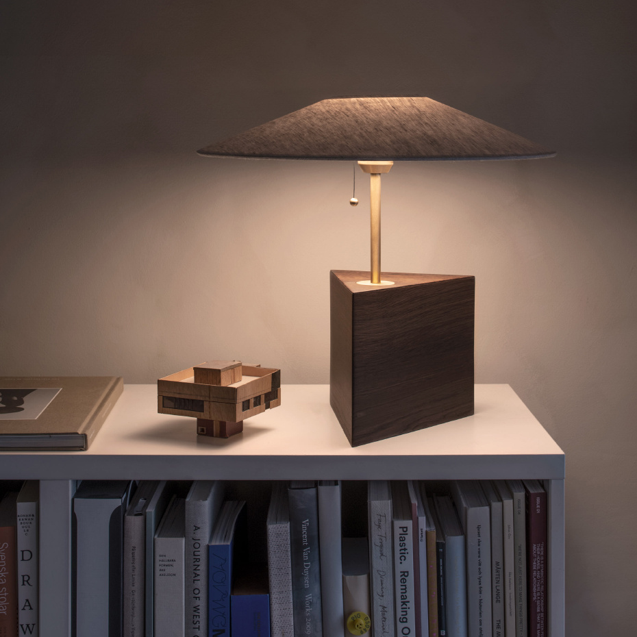 Triggy Bordslampa Vitlaserad Ask