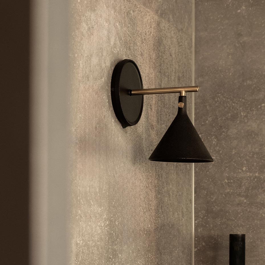 Cast Sconce Vägglampa Black With Diffuser IP44