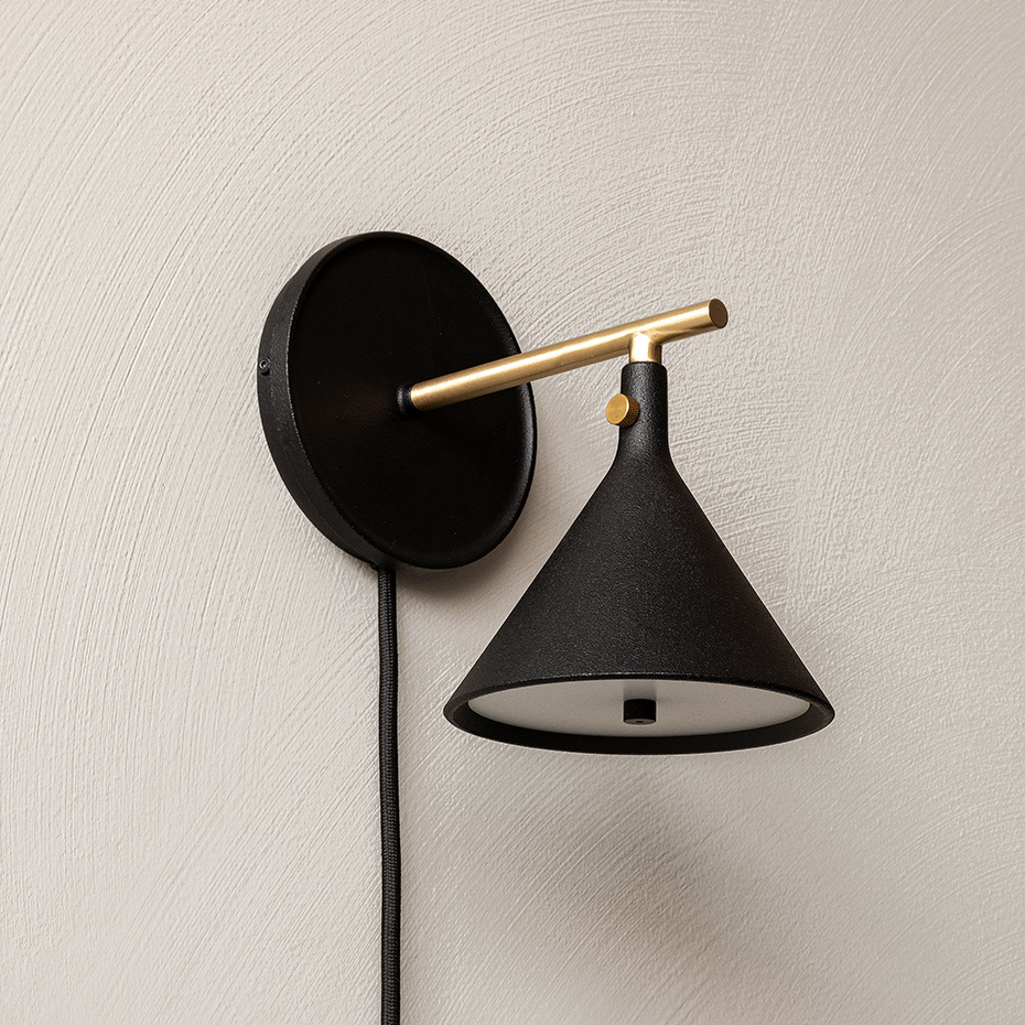 Cast Sconce Vägglampa Black With Diffuser