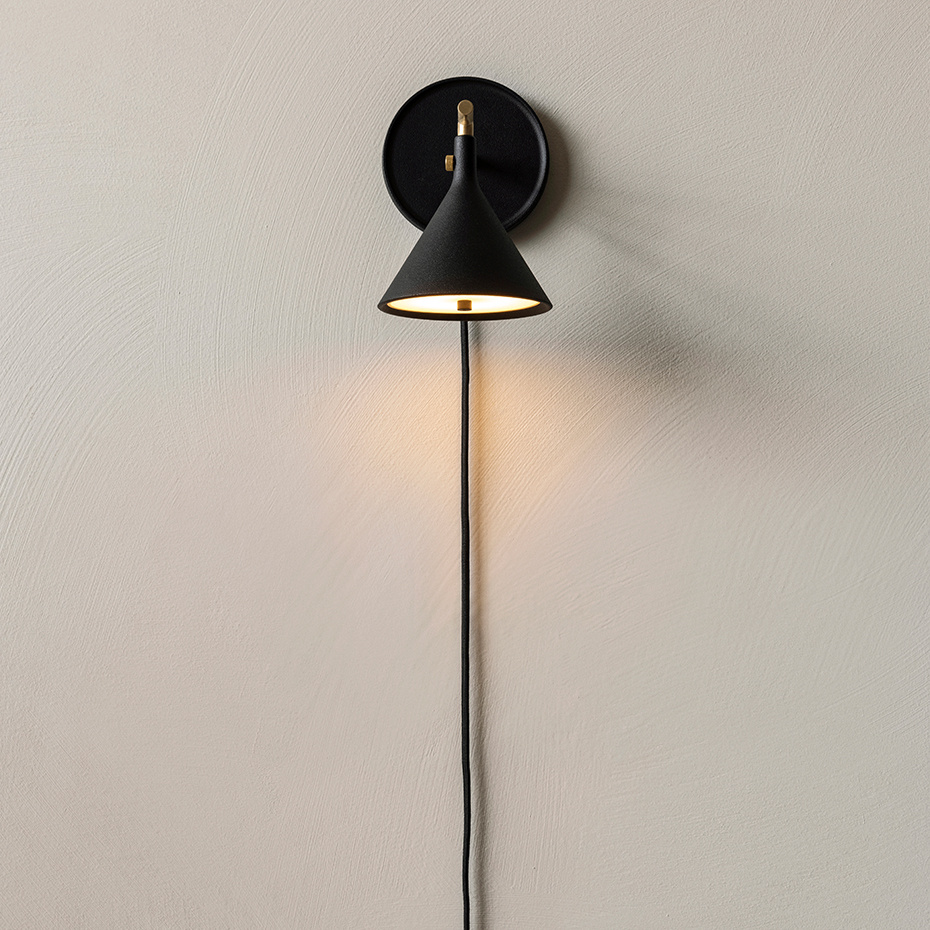 Cast Sconce Vägglampa Black With Diffuser