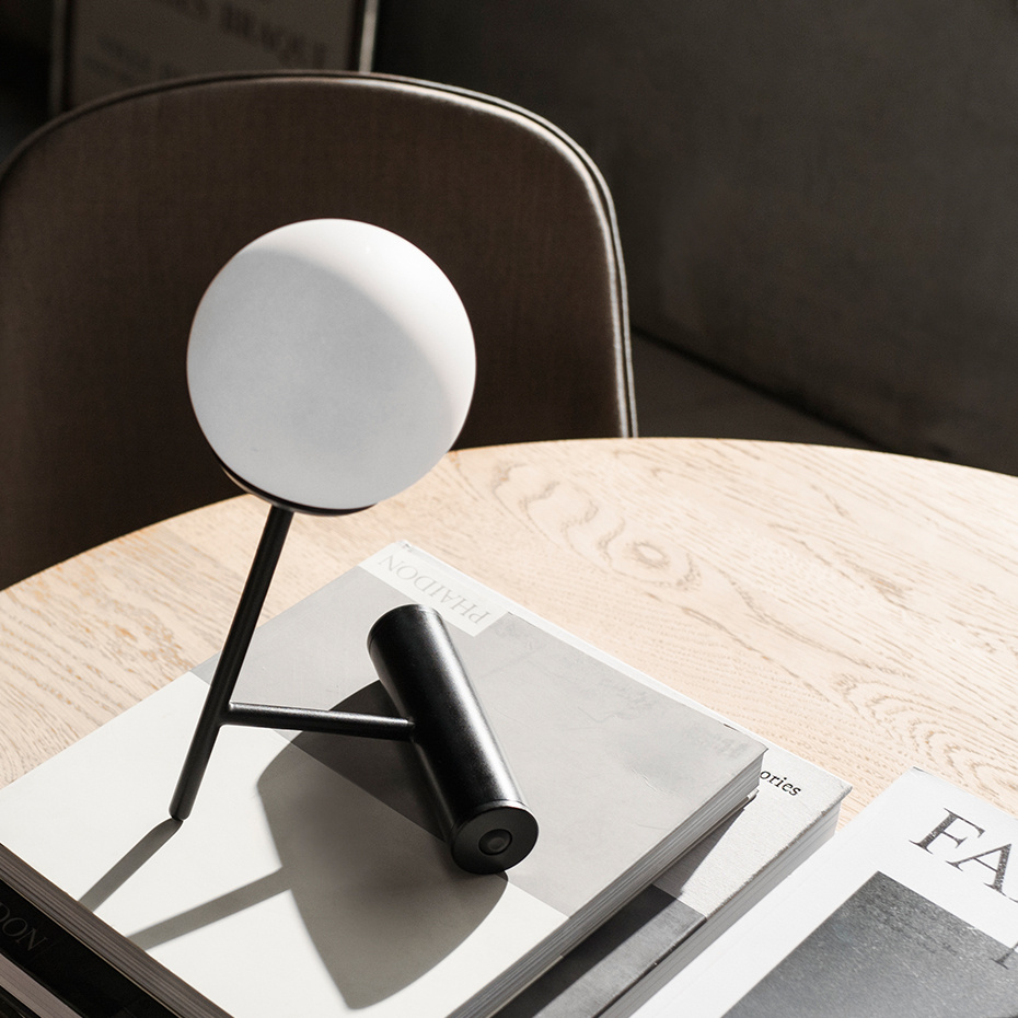 Phare LED Lamp Burned Red