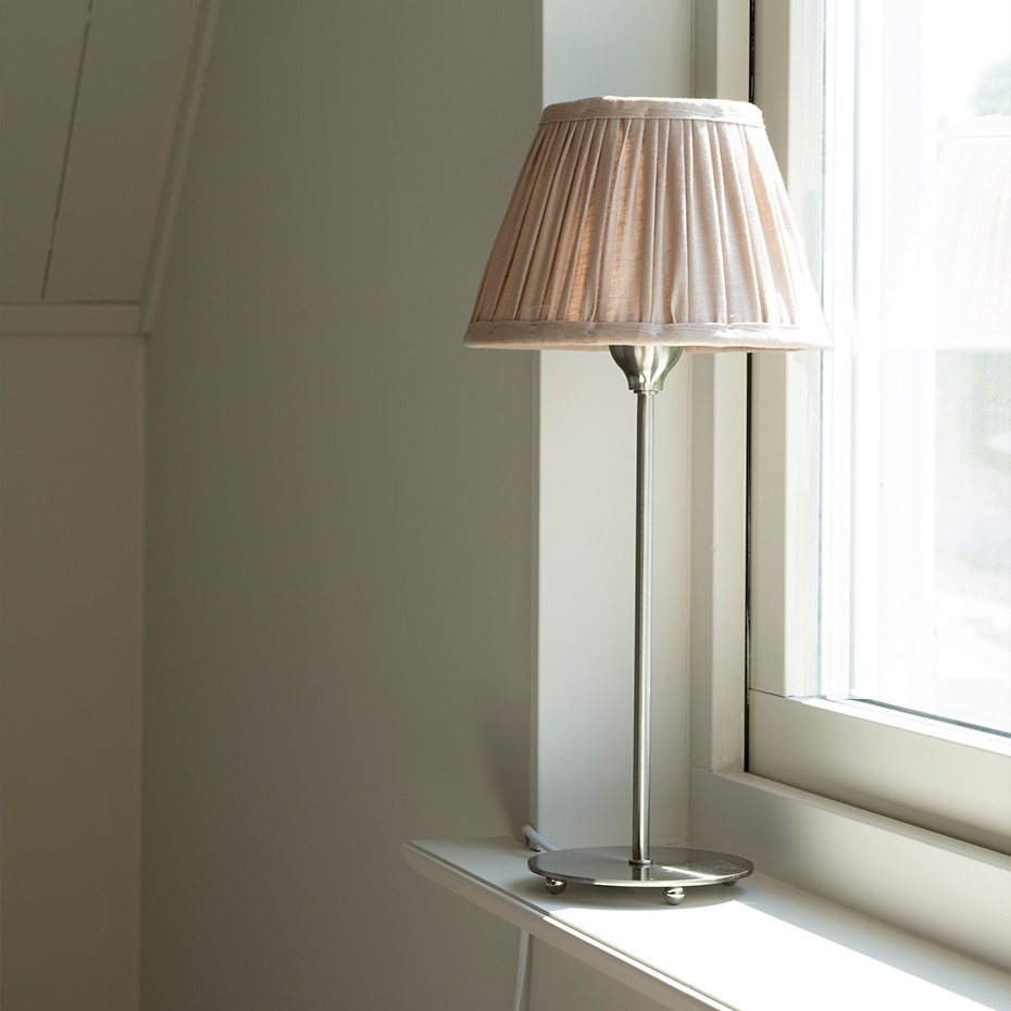 Line 35 Bordslampa Matt Krom