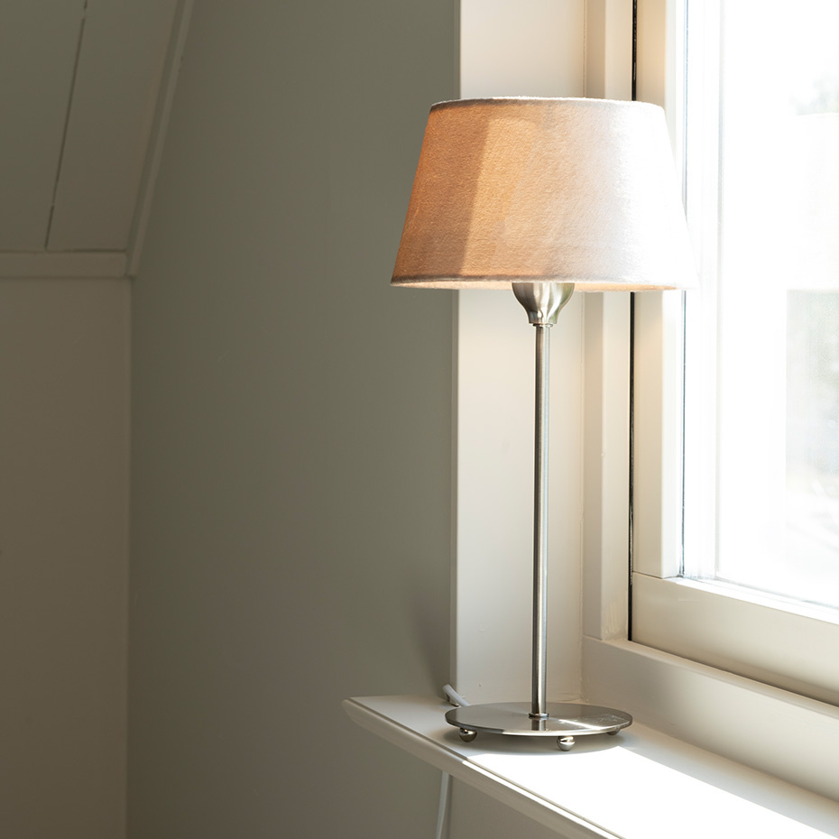 Line 35 Bordslampa Matt Krom