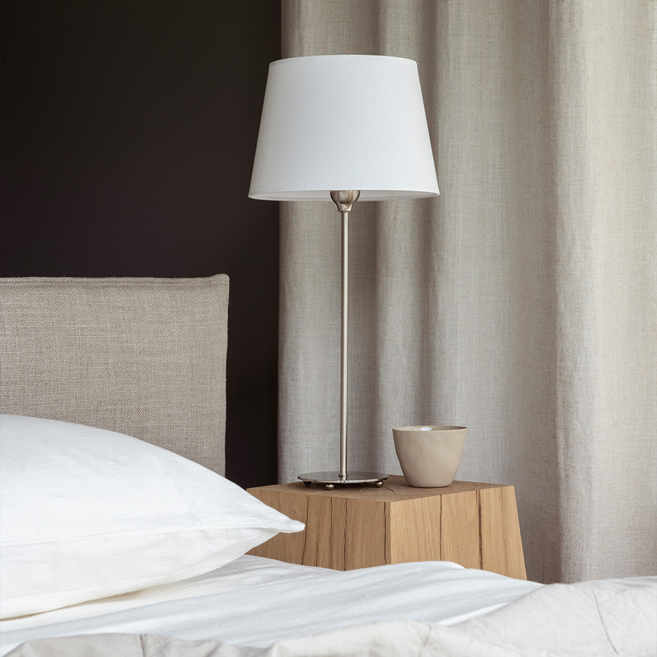 Line 45 Bordslampa Matt Krom