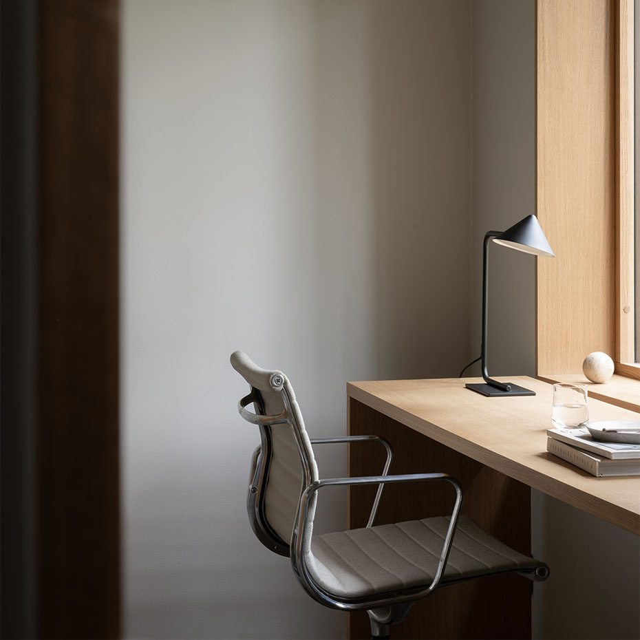 Kuro Bordslampa Mattsvart/Svart Krom