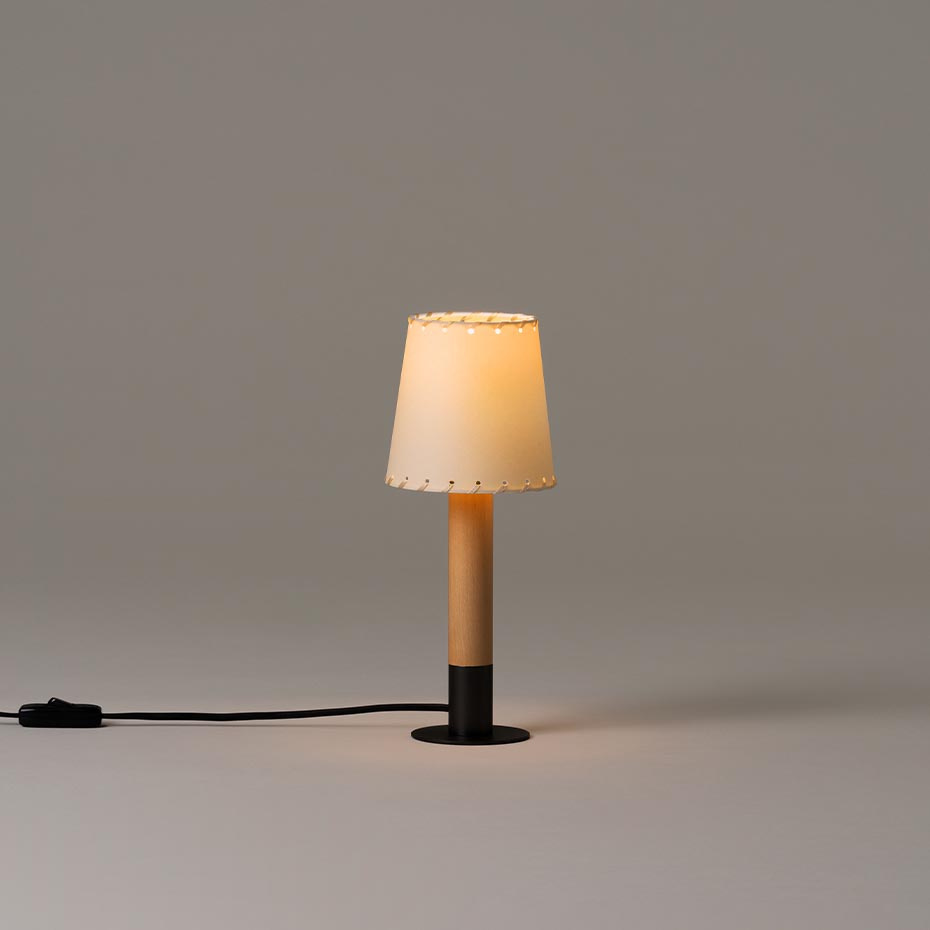 Básica Mínima Bordslampa Stitched Beige Parchment/Bronze